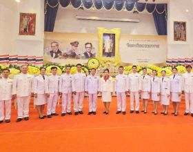 ร่วมพิธีสวดพระพุทธมนต์และประกอบพิธีวางพวงมาลาถวายสักการะ เนื่องในวันนวมินทรมหาราช