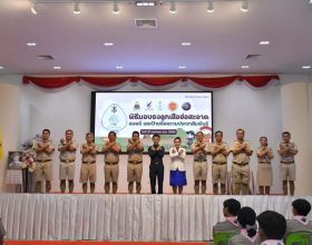พิธีมอบธงลูกเสือช่อสะอาด แบดจ์และป้ายข้อความประชาสัมพันธ์ ประจำปี๒๕๖๗